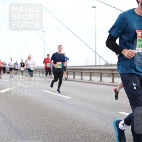 03.10.2025 - Köhlbrandbrückenlauf Lena Gebhardt http://msf.ph/oto/9197342 03.10.2025 15:30:58 Position 1 7941, 331 meine-sportfotos.de