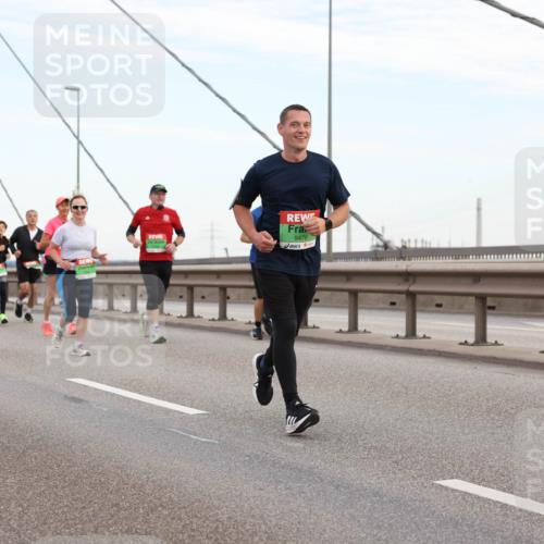 03.10.2025 - Köhlbrandbrückenlauf Lena Gebhardt http://msf.ph/oto/9197347 03.10.2025 15:30:59 Position 1 9476 meine-sportfotos.de