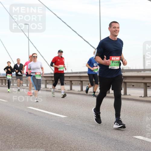 03.10.2025 - Köhlbrandbrückenlauf Lena Gebhardt http://msf.ph/oto/9197348 03.10.2025 15:31:00 Position 1 9476 meine-sportfotos.de