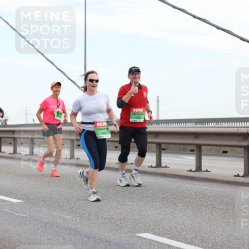 03.10.2025 - Köhlbrandbrückenlauf Lena Gebhardt http://msf.ph/oto/9197356 03.10.2025 15:31:02 Position 1 7652, 8192, 7291 meine-sportfotos.de