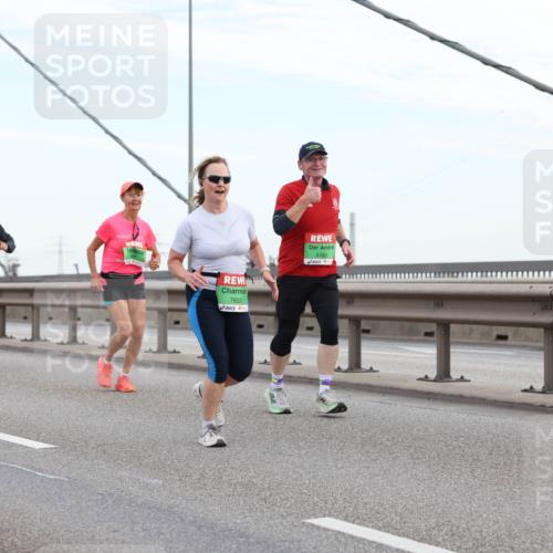 03.10.2025 - Köhlbrandbrückenlauf Lena Gebhardt http://msf.ph/oto/9197357 03.10.2025 15:31:02 Position 1 7652, 8192, 7291 meine-sportfotos.de