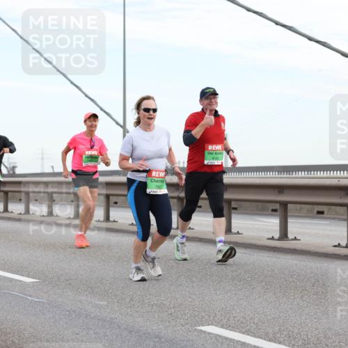 03.10.2025 - Köhlbrandbrückenlauf Lena Gebhardt http://msf.ph/oto/9197358 03.10.2025 15:31:02 Position 1 7652, 8192, 7291 meine-sportfotos.de