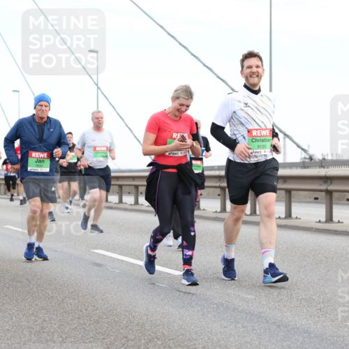 03.10.2025 - Köhlbrandbrückenlauf Lena Gebhardt http://msf.ph/oto/9197380 03.10.2025 15:31:06 Position 1 8957, 7632, 9133 meine-sportfotos.de