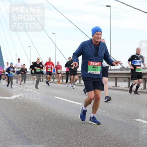 03.10.2025 - Köhlbrandbrückenlauf Lena Gebhardt http://msf.ph/oto/9197391 03.10.2025 15:31:08 Position 1 7632, 7917 meine-sportfotos.de