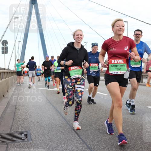 03.10.2025 - Köhlbrandbrückenlauf Lena Gebhardt http://msf.ph/oto/9197423 03.10.2025 15:31:15 Position 1 9721, 7893, 9244 meine-sportfotos.de