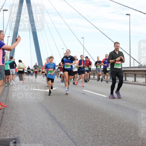 03.10.2025 - Köhlbrandbrückenlauf Lena Gebhardt http://msf.ph/oto/9197440 03.10.2025 15:31:19 Position 1  meine-sportfotos.de