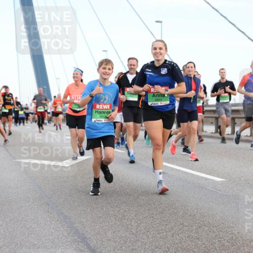 03.10.2025 - Köhlbrandbrückenlauf Lena Gebhardt http://msf.ph/oto/9197444 03.10.2025 15:31:20 Position 1 8864, 8865 meine-sportfotos.de