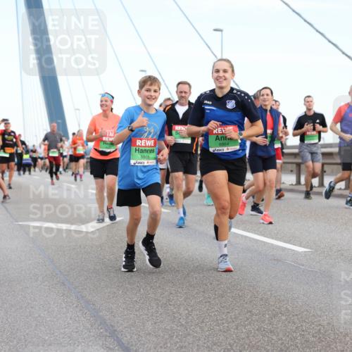 03.10.2025 - Köhlbrandbrückenlauf Lena Gebhardt http://msf.ph/oto/9197445 03.10.2025 15:31:20 Position 1 8865, 8864 meine-sportfotos.de