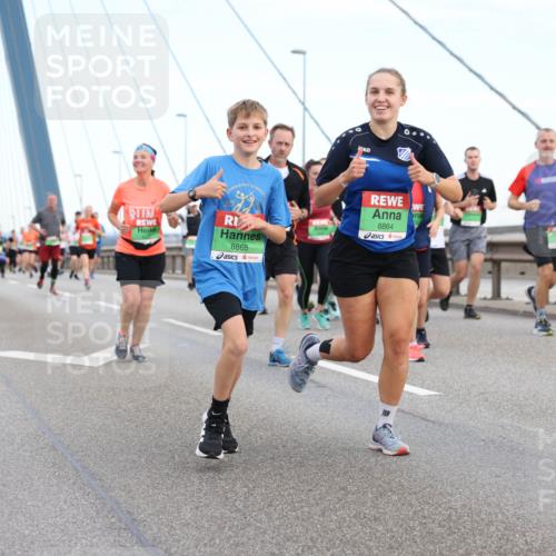 03.10.2025 - Köhlbrandbrückenlauf Lena Gebhardt http://msf.ph/oto/9197447 03.10.2025 15:31:20 Position 1 8865, 8864 meine-sportfotos.de
