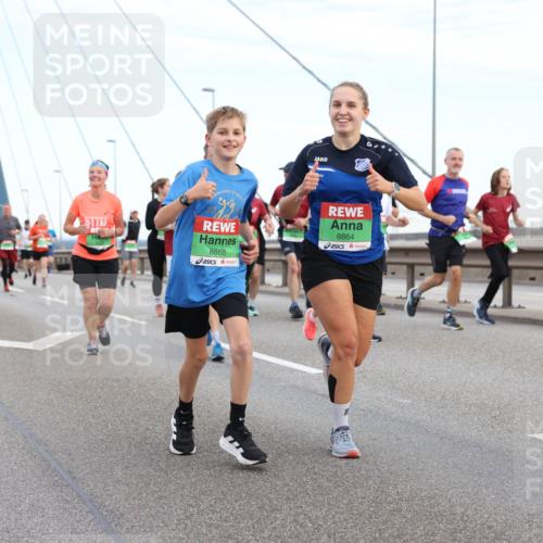 03.10.2025 - Köhlbrandbrückenlauf Lena Gebhardt http://msf.ph/oto/9197449 03.10.2025 15:31:21 Position 1 8865, 8864 meine-sportfotos.de