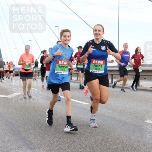 03.10.2025 - Köhlbrandbrückenlauf Lena Gebhardt http://msf.ph/oto/9197450 03.10.2025 15:31:21 Position 1 8865, 8864 meine-sportfotos.de