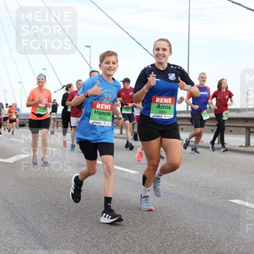 03.10.2025 - Köhlbrandbrückenlauf Lena Gebhardt http://msf.ph/oto/9197451 03.10.2025 15:31:21 Position 1 8865, 8864 meine-sportfotos.de