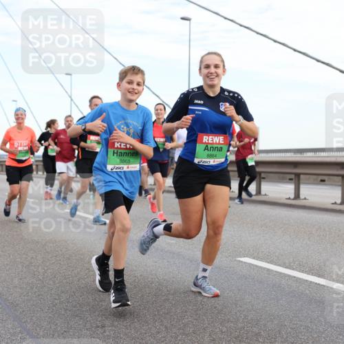 03.10.2025 - Köhlbrandbrückenlauf Lena Gebhardt http://msf.ph/oto/9197452 03.10.2025 15:31:21 Position 1 8865, 8864 meine-sportfotos.de