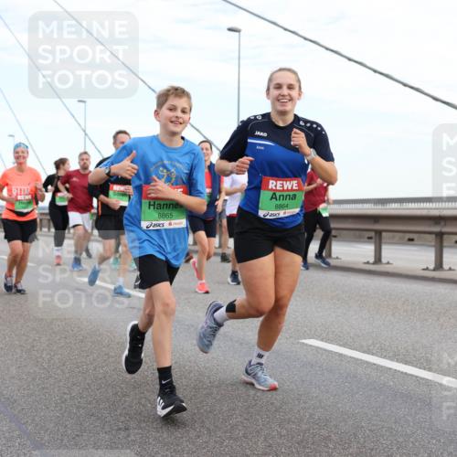 03.10.2025 - Köhlbrandbrückenlauf Lena Gebhardt http://msf.ph/oto/9197453 03.10.2025 15:31:21 Position 1 8865, 8864 meine-sportfotos.de