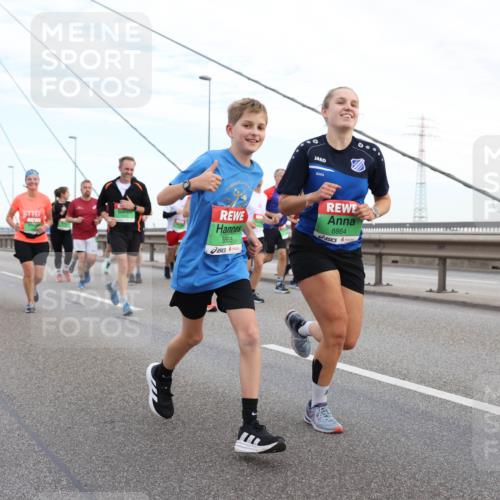 03.10.2025 - Köhlbrandbrückenlauf Lena Gebhardt http://msf.ph/oto/9197454 03.10.2025 15:31:21 Position 1 8865, 8864 meine-sportfotos.de