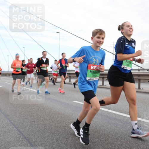 03.10.2025 - Köhlbrandbrückenlauf Lena Gebhardt http://msf.ph/oto/9197455 03.10.2025 15:31:22 Position 1 5727, 2025, 8865, 8864 meine-sportfotos.de