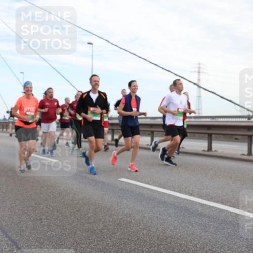 03.10.2025 - Köhlbrandbrückenlauf Lena Gebhardt http://msf.ph/oto/9197458 03.10.2025 15:31:22 Position 1  meine-sportfotos.de