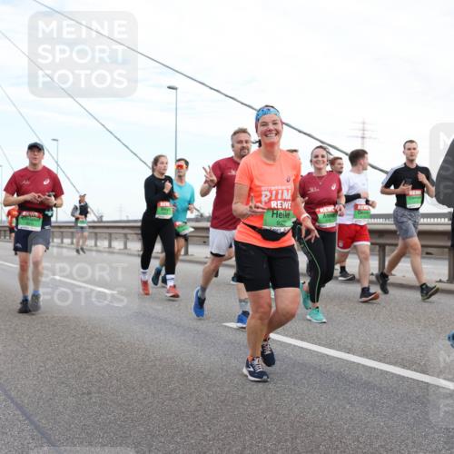 03.10.2025 - Köhlbrandbrückenlauf Lena Gebhardt http://msf.ph/oto/9197465 03.10.2025 15:31:24 Position 1 933 meine-sportfotos.de