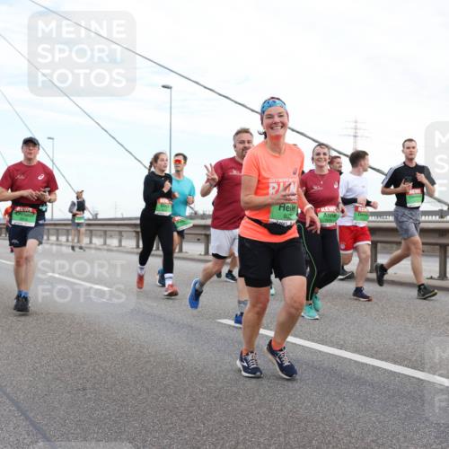 03.10.2025 - Köhlbrandbrückenlauf Lena Gebhardt http://msf.ph/oto/9197466 03.10.2025 15:31:24 Position 1 933 meine-sportfotos.de