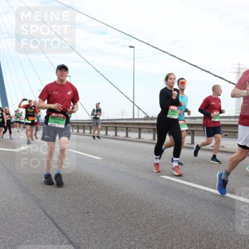 03.10.2025 - Köhlbrandbrückenlauf Lena Gebhardt http://msf.ph/oto/9197469 03.10.2025 15:31:25 Position 1 8978 meine-sportfotos.de