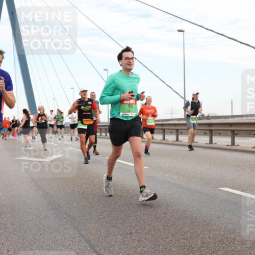 03.10.2025 - Köhlbrandbrückenlauf Lena Gebhardt http://msf.ph/oto/9197476 03.10.2025 15:31:26 Position 1 9383, 7617 meine-sportfotos.de