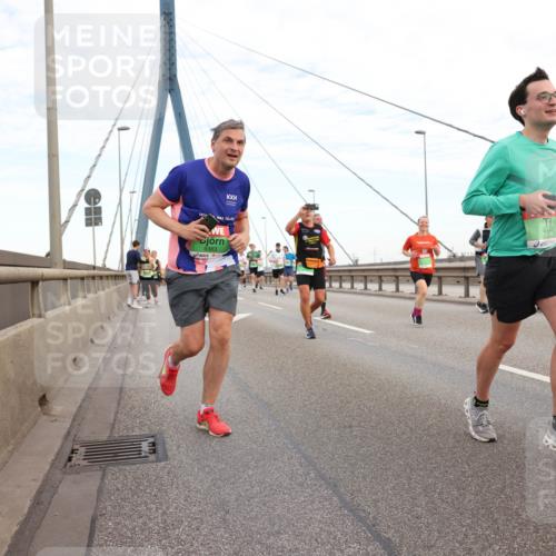 03.10.2025 - Köhlbrandbrückenlauf Lena Gebhardt http://msf.ph/oto/9197480 03.10.2025 15:31:27 Position 1  meine-sportfotos.de