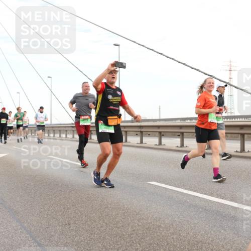 03.10.2025 - Köhlbrandbrückenlauf Lena Gebhardt http://msf.ph/oto/9197490 03.10.2025 15:31:28 Position 1  meine-sportfotos.de