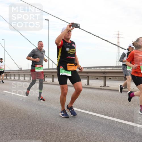03.10.2025 - Köhlbrandbrückenlauf Lena Gebhardt http://msf.ph/oto/9197493 03.10.2025 15:31:28 Position 1 8960 meine-sportfotos.de