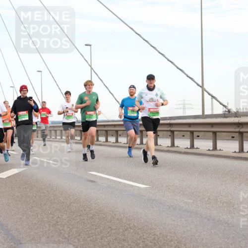 03.10.2025 - Köhlbrandbrückenlauf Lena Gebhardt http://msf.ph/oto/9197503 03.10.2025 15:31:30 Position 1 26 meine-sportfotos.de