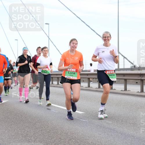 03.10.2025 - Köhlbrandbrückenlauf Lena Gebhardt http://msf.ph/oto/9197522 03.10.2025 15:31:35 Position 1 8529, 7930, 931 meine-sportfotos.de
