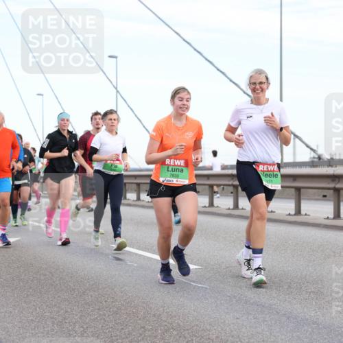03.10.2025 - Köhlbrandbrückenlauf Lena Gebhardt http://msf.ph/oto/9197523 03.10.2025 15:31:35 Position 1 8529, 7930, 1931 meine-sportfotos.de