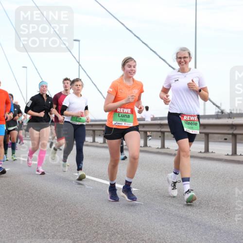 03.10.2025 - Köhlbrandbrückenlauf Lena Gebhardt http://msf.ph/oto/9197524 03.10.2025 15:31:35 Position 1 8529, 7930, 1931 meine-sportfotos.de
