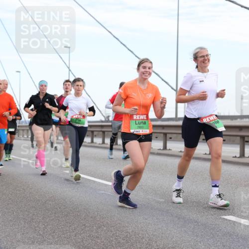 03.10.2025 - Köhlbrandbrückenlauf Lena Gebhardt http://msf.ph/oto/9197526 03.10.2025 15:31:35 Position 1 8529, 7930 meine-sportfotos.de