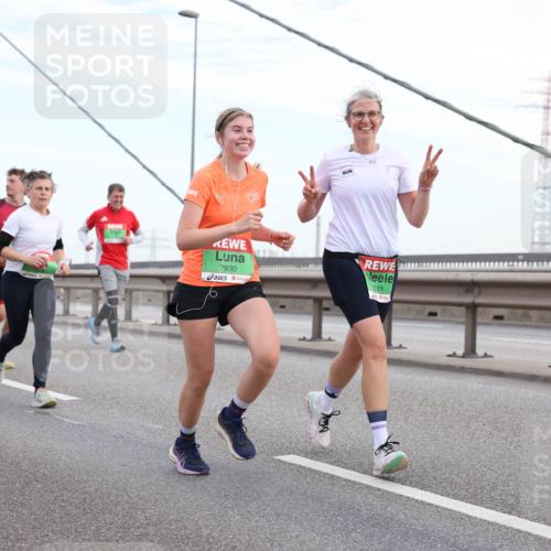 03.10.2025 - Köhlbrandbrückenlauf Lena Gebhardt http://msf.ph/oto/9197527 03.10.2025 15:31:36 Position 1 7930, 931 meine-sportfotos.de