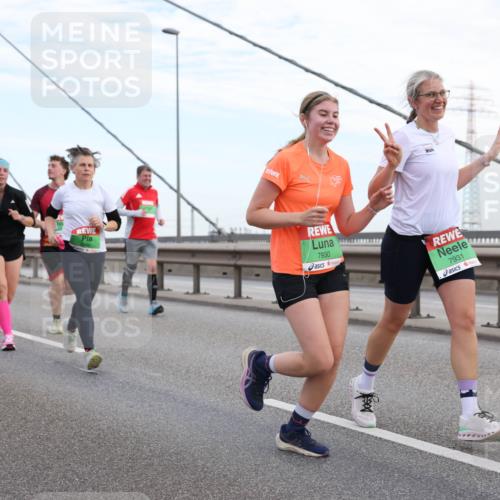 03.10.2025 - Köhlbrandbrückenlauf Lena Gebhardt http://msf.ph/oto/9197529 03.10.2025 15:31:36 Position 1 8529, 7930, 7931 meine-sportfotos.de