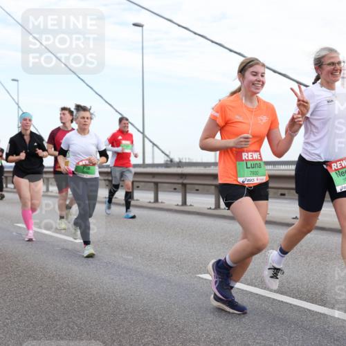 03.10.2025 - Köhlbrandbrückenlauf Lena Gebhardt http://msf.ph/oto/9197530 03.10.2025 15:31:36 Position 1 8529, 7930, 7931 meine-sportfotos.de