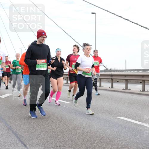 03.10.2025 - Köhlbrandbrückenlauf Lena Gebhardt http://msf.ph/oto/9197531 03.10.2025 15:31:36 Position 1 40, 8529, 7889 meine-sportfotos.de