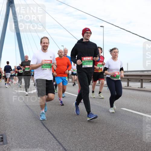 03.10.2025 - Köhlbrandbrückenlauf Lena Gebhardt http://msf.ph/oto/9197534 03.10.2025 15:31:37 Position 1 8540, 8529 meine-sportfotos.de