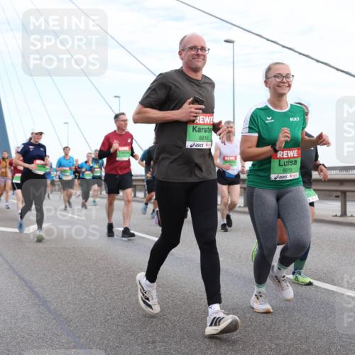 03.10.2025 - Köhlbrandbrückenlauf Lena Gebhardt http://msf.ph/oto/9197547 03.10.2025 15:31:39 Position 1 8816, 7, 8815 meine-sportfotos.de