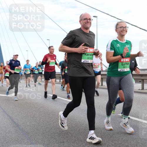 03.10.2025 - Köhlbrandbrückenlauf Lena Gebhardt http://msf.ph/oto/9197548 03.10.2025 15:31:39 Position 1 8816, 7, 8815 meine-sportfotos.de