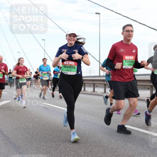 03.10.2025 - Köhlbrandbrückenlauf Lena Gebhardt http://msf.ph/oto/9197561 03.10.2025 15:31:41 Position 1 8079, 7704, 7728 meine-sportfotos.de