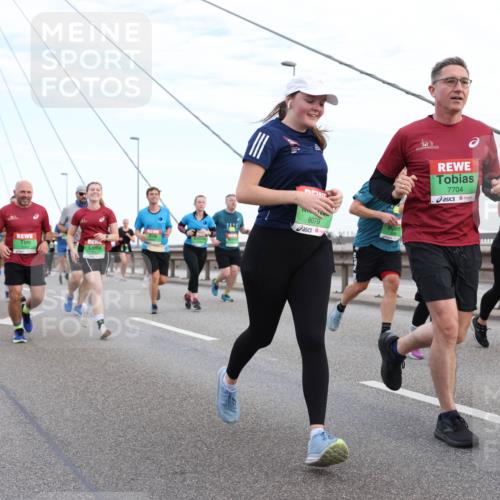 03.10.2025 - Köhlbrandbrückenlauf Lena Gebhardt http://msf.ph/oto/9197563 03.10.2025 15:31:41 Position 1 8079, 7704, 7728 meine-sportfotos.de