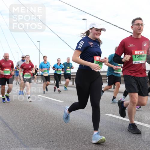 03.10.2025 - Köhlbrandbrückenlauf Lena Gebhardt http://msf.ph/oto/9197564 03.10.2025 15:31:41 Position 1 7704, 7728 meine-sportfotos.de