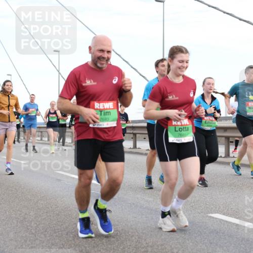 03.10.2025 - Köhlbrandbrückenlauf Lena Gebhardt http://msf.ph/oto/9197569 03.10.2025 15:31:43 Position 1 7683, 7681, 9450 meine-sportfotos.de