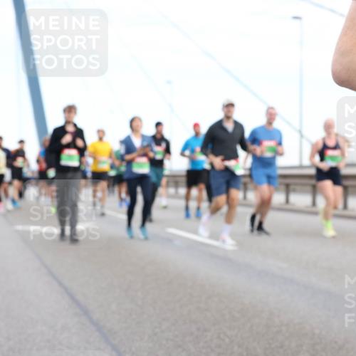 03.10.2025 - Köhlbrandbrückenlauf Lena Gebhardt http://msf.ph/oto/9197596 03.10.2025 15:31:47 Position 1  meine-sportfotos.de