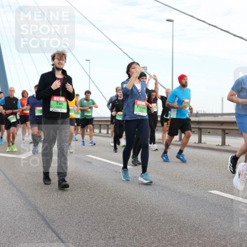 03.10.2025 - Köhlbrandbrückenlauf Lena Gebhardt http://msf.ph/oto/9197602 03.10.2025 15:31:48 Position 1 9510, 8458 meine-sportfotos.de
