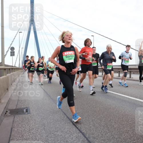 03.10.2025 - Köhlbrandbrückenlauf Lena Gebhardt http://msf.ph/oto/9197625 03.10.2025 15:31:53 Position 1 7662 meine-sportfotos.de