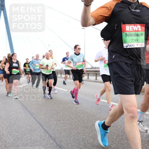 03.10.2025 - Köhlbrandbrückenlauf Lena Gebhardt http://msf.ph/oto/9197630 03.10.2025 15:31:54 Position 1 7749, 9396 meine-sportfotos.de
