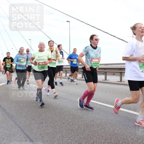 03.10.2025 - Köhlbrandbrückenlauf Lena Gebhardt http://msf.ph/oto/9197631 03.10.2025 15:31:54 Position 1 9691, 9682, 7875, 8408 meine-sportfotos.de