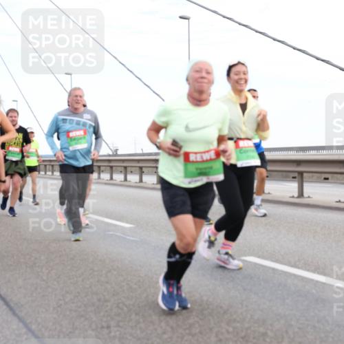 03.10.2025 - Köhlbrandbrückenlauf Lena Gebhardt http://msf.ph/oto/9197636 03.10.2025 15:31:55 Position 1  meine-sportfotos.de